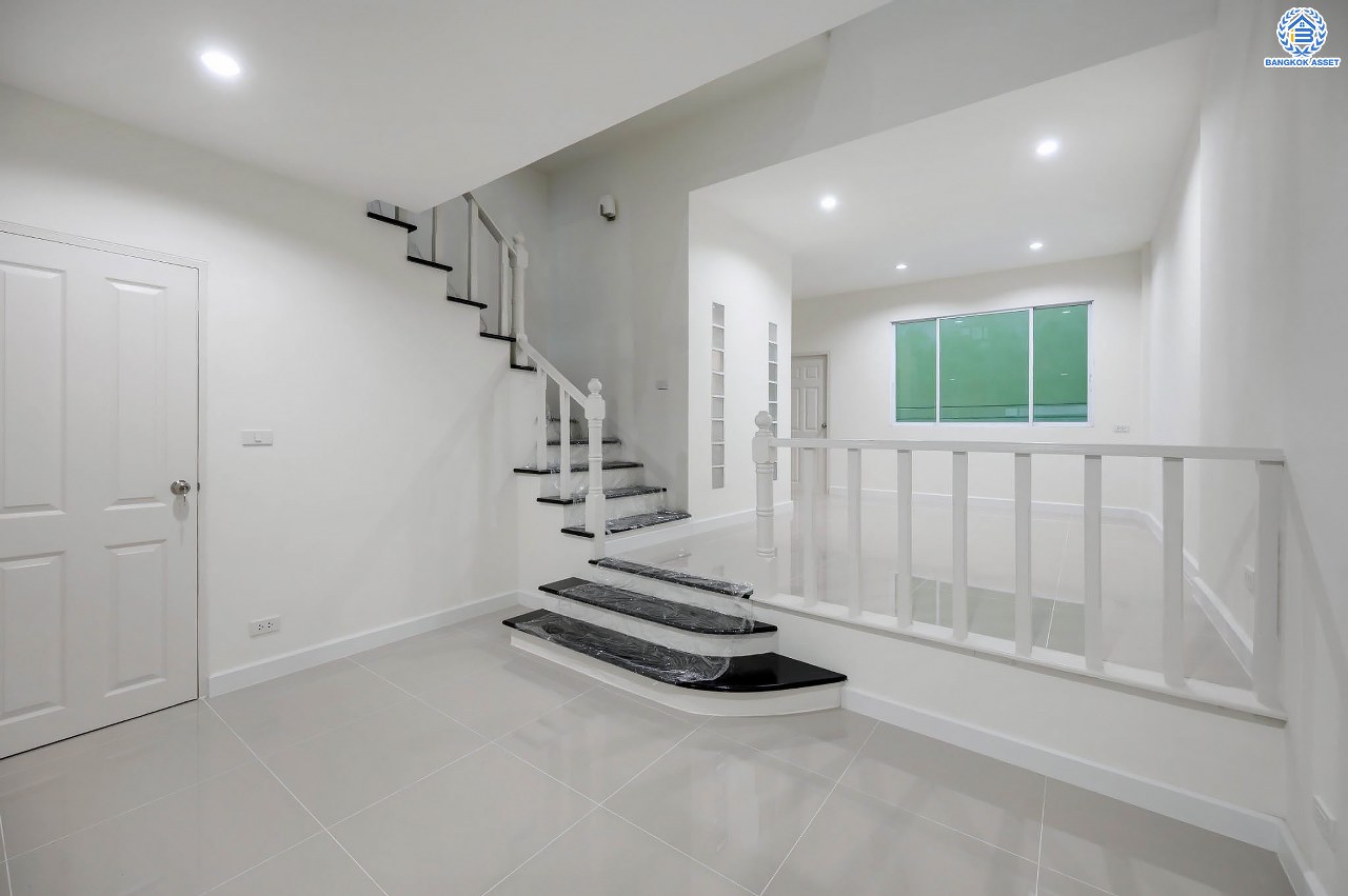 บ้านมือสองตกแต่งใหม่ ทาวน์โฮม 3 ชั้น โครงการ พรีเมี่ยมเพลส รามอินทรา เนื้อที่ 21.2 ตร.ว. ฟังก์ชัน 3 ห้องนอน 4 ห้องน้ำ 2 ที่จอดรถ ทำเลใจกลางเมือง เชื่อมต่อทั้ง ถ.ประเสริฐมนูญกิจ, ถ.ลาดพร้าว, ถ.รามอินทรา ใกล้ทางด่วน "รามอินทรา" และรถไฟฟ้าสายสีชมพู "สถานีมัยลาภ"